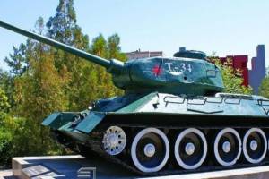 В Астрахани мемориальный танк превратили в мусорку
