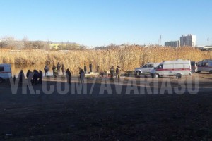 В Астрахани из реки Кутум спасатели достают затонувший автомобиль