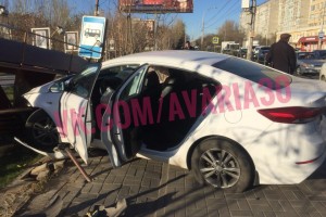 В Астрахани во время ДТП иномарка влетела в автобусную остановку