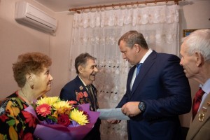 Сергей Морозов поздравил с 95-летием ветерана Великой Отечественной войны Сергея Куранова