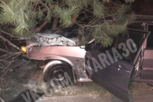 В центре Астрахани авто врезалось в сосну