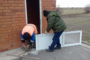 Вандалы выломали двери в новых туалетах на трассе в Астраханской области
