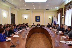 Глава администрации Астрахани потребовал усилить контроль за исполнением поручений по обращениям граждан