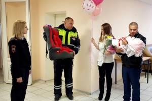 Астраханские полицейские принесли в роддом автокресло
