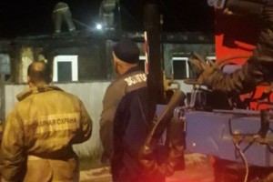 Астраханские пожарные ликвидировали огонь в жилом доме и квартире