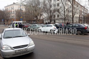 В Астрахани на ул Татищева у пешеходного перехода столкнулись пять машин