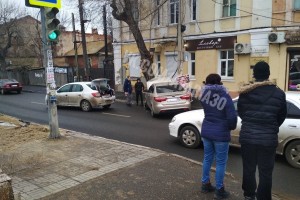 В центре Астрахани иномарка влетела в столб