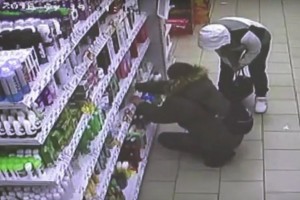 В Астрахани двое друзей похитили из супермаркета шампунь и шоколад