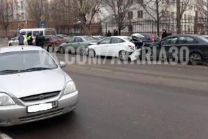 В массовом ДТП в Астрахани столкнулись пять авто: есть пострадавшая