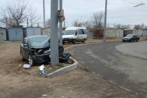В Астрахани иномарка врезалась в столб: водитель с серьезными травмами в больнице