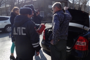 Полицейские и спасатели научили астраханских водителей, как пользоваться огнетушителем