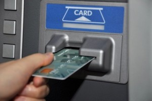Астраханский таксист похитил у пьяного клиента деньги с банковской карты