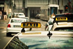 В Астрахани таксист воспользовался беспомощностью пассажира, чтобы расплатиться по долгам
