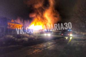 В Астрахани мать и дочь погибли в крупном пожаре: из пылающего дома успели вывести ребенка