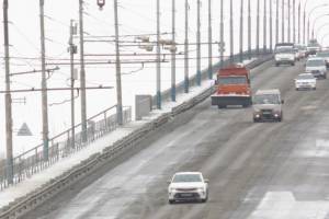 В Астрахани устраняют снежные последствия