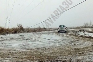 В Астраханской области над трассой нависли высоковольтные провода
