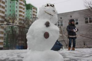 В Астрахани появились первые снеговики