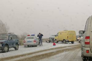 Астраханцы сообщили о двух ДТП на заснеженной трассе у Белого Ильменя