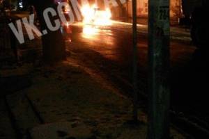 Кадры горящего в центре Астрахани автомобиля попали в Сеть