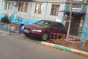 В Астрахани нашли и наказали водителя, который перекрыл выход из подъезда своим авто