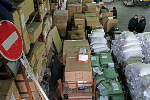 Астраханские пограничники задержали грузовик с 20 тоннами посуды без документов