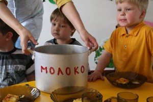 Астраханских детей поили опасным для здоровья молоком