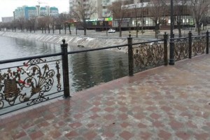 В Астрахани вандалы изуродовали мост Дружбы