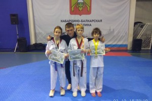 Астраханские тхэквондисты завоевали комплект медалей на турнире в Нальчике