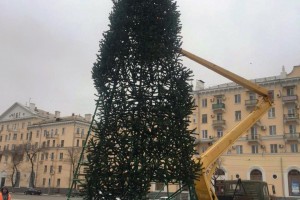 На улицах Астрахани устанавливают новогодние ёлки