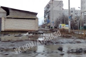 В Астрахани из-под земли бьёт поток холодной воды