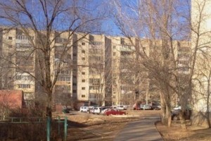 В Астраханской области девочка упала с крыши многоэтажного дома