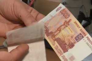 Трое волгоградцев покупали в Астраханской области еду на поддельные деньги