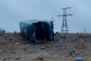В Астраханской области перевернувшийся автобус вышел на трассу, имея технические неисправности