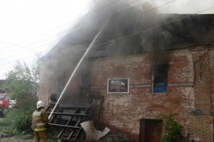 В Астраханской области из-за неосторожного обращения с огнём чуть не вспыхнул дом