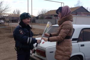 Сотрудники ГИБДД поздравили жительниц Володарского района Астраханской области с 8 марта