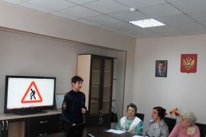 В Астрахани полицейские поздравили с 8 марта слушателей «Школы безопасности»