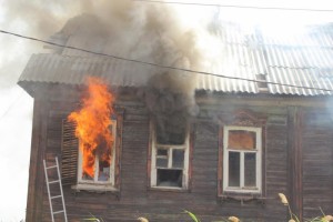 В Советском районе Астрахани загорелся жилой дом, спасены шесть человек