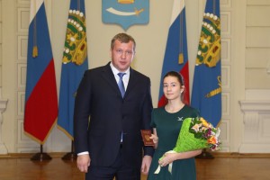 В День Конституции Сергей Морозов вручил паспорта юным астраханцам