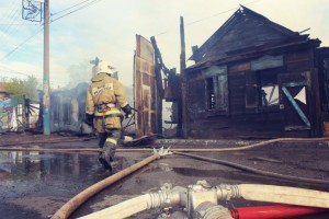 В Астраханской области горели два жилых дома и три заброшенных строения