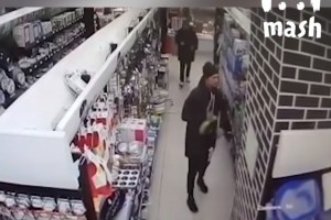 Астраханец засунул себе в штаны сковороду в одном из магазинов Москвы