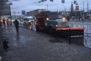 В Астрахани коммунальные службы после непогоды откачивают воду
