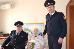 В Астрахани полицейские поздравили тружениц тыла Великой Отечественной войны с Международным женским днём