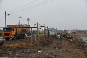 На улице Куликова в Астрахани устраняют мусорные завалы