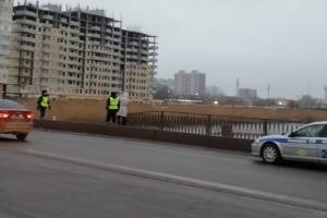 Соцсети: в Астрахани иномарка улетела с моста в речку