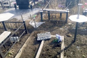Астраханец поймал на кладбище вандала-грабителя