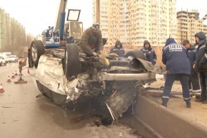 Астраханские спасатели достали из реки Кутум искорёженную иномарку, водитель в больнице