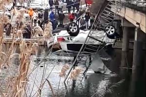 Появилось видео, как из воды вытаскивают улетевшую с моста иномарку