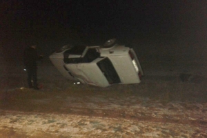 В Астраханской области в результате опрокидывания автомобиля погибли 2 человека