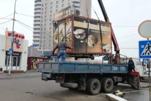 В Астрахани с Вокзальной площади убирают незаконные строения