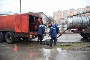 В Астрахани чистят канализацию
